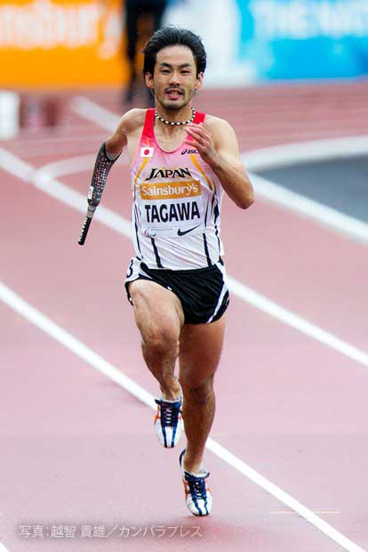 Third runner, Tomoki Tagawa (Graduate of the School of Science and Engineering, Class of 2008 and the Graduate School of Advanced Science and Engineering, Class of 2010)