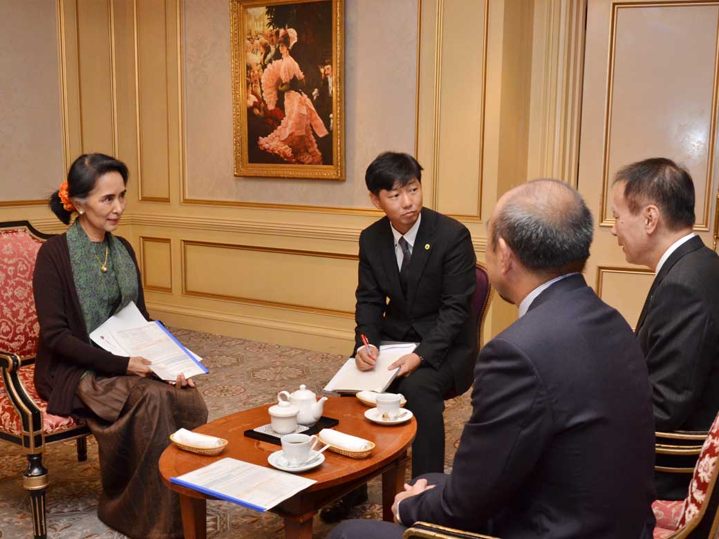 President Kamata greets Aung San Suu Kyi