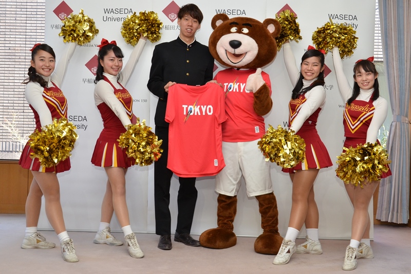 Waseda commemorates student swimmer for establishing a world record