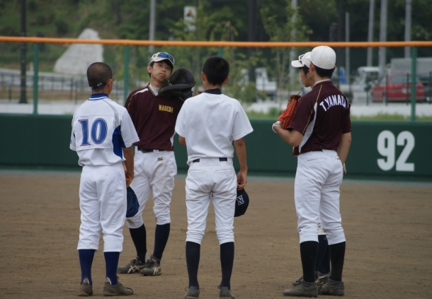 岩手県宮古市での本学軟式野球部員と地元中学生とのスポーツ交流の様子