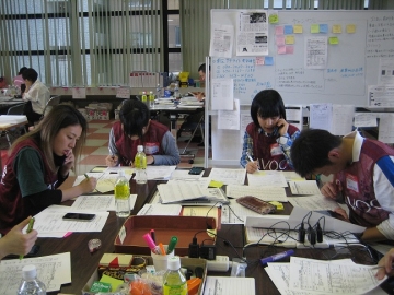 熊本市災害ボランティアセンターにて被災者のニーズの確認作業を行う学生たち