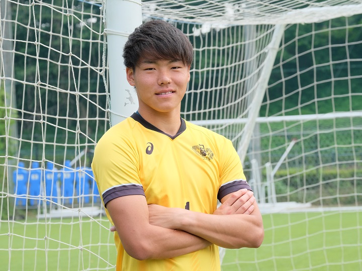 Reflecting on the gap between professional soccer players and university students