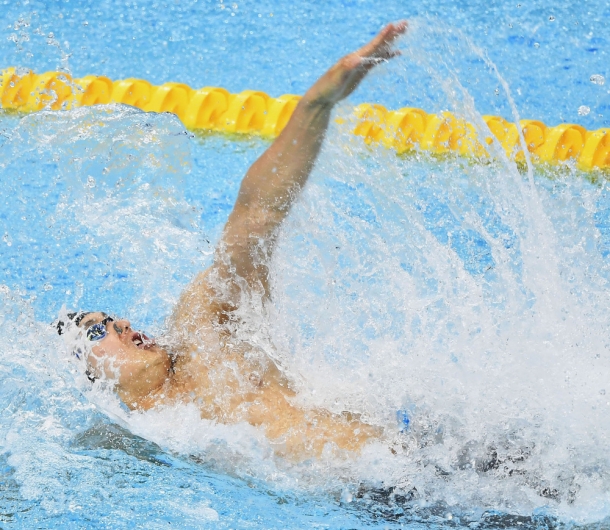 Koga in action during the 50m backstroke event (Photo: Kyodo)