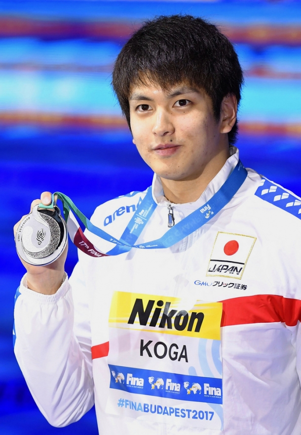 Koga holding his silver medal (Photo: Kyodo)