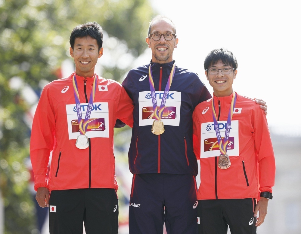 Kobayashi (right) on the podium with fellow winners Yohann Diniz (center) and Hirooki Arai (left) (Photo: Kyodo)