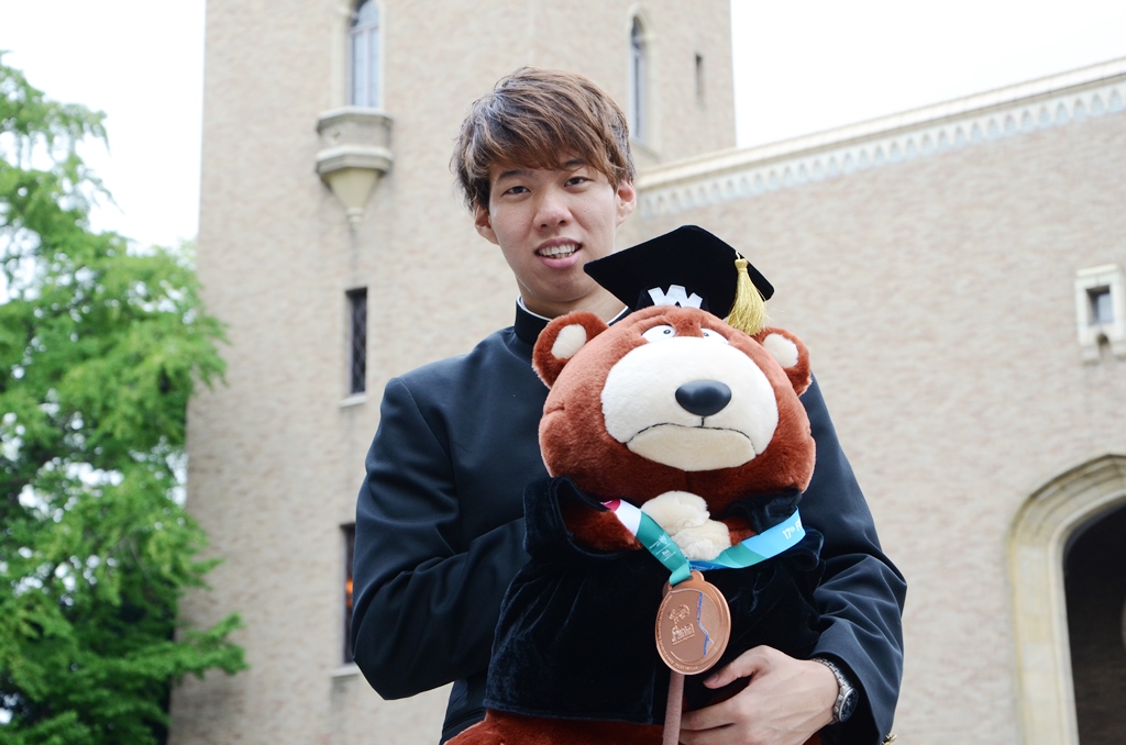 University President congratulates world record swimmer on his medal