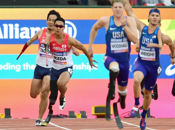 Tagawa (left) passing the baton to the anchor (Photo: Kyodo)