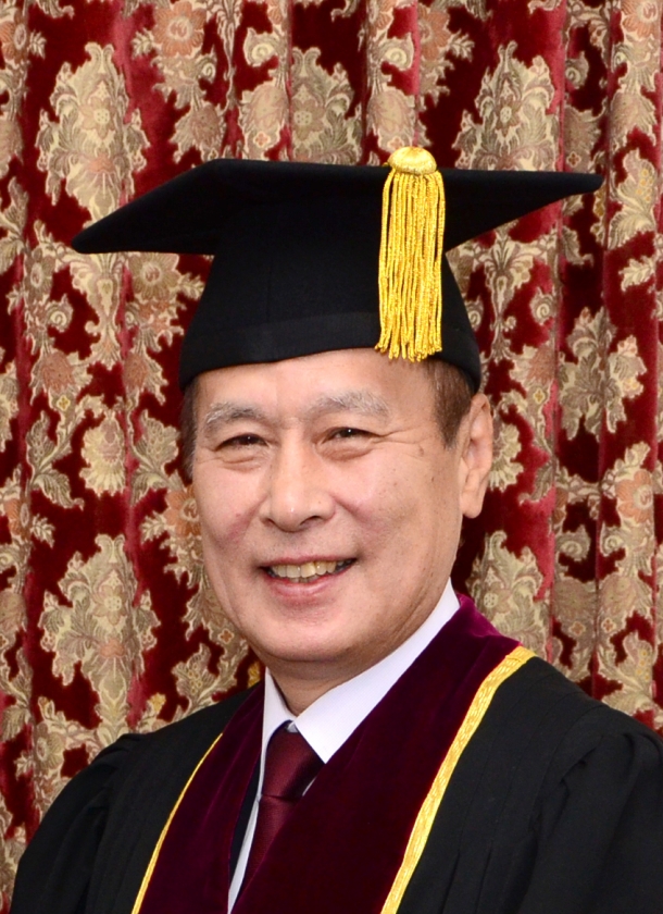 President Kamata congratulates graduating classes