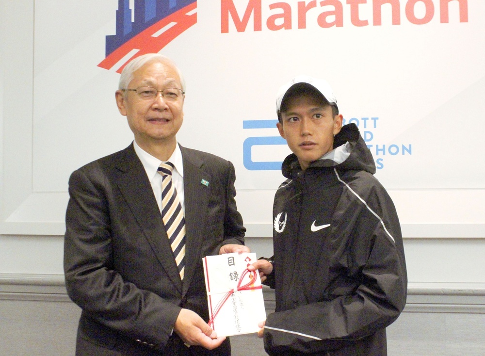Suguru Osako ‘14 clinches third place and breaks national record at Chicago Marathon