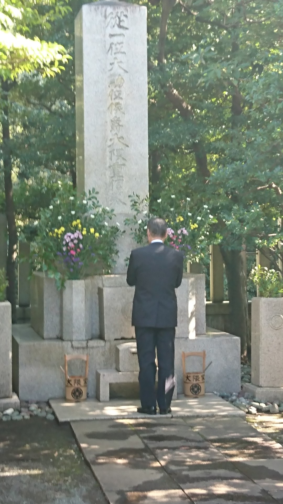 President Kamata visits burial site of founding president on Waseda’s 136th anniversary