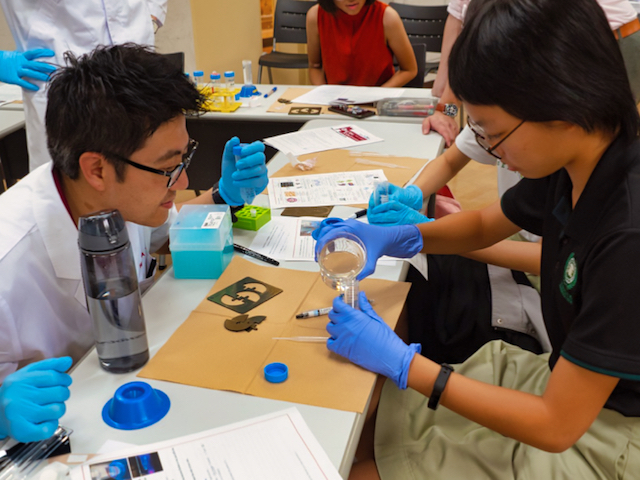 Waseda holds science workshop entitled “DNA illuminates Secret of Life” in Singapore