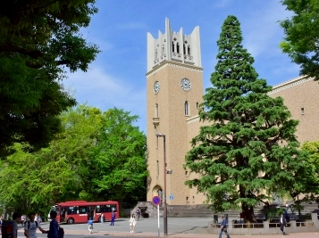 Take a picture at graduation with Waseda Bear using a WebAR app