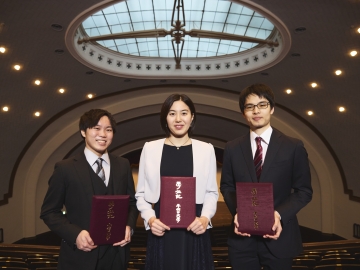 Messages from Graduates Featured in Waseda Weekly