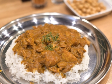 Waseda Weekly Student Staff Visits an Alum-run Chicken Curry Restaurant