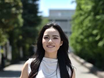 A Waseda University student shares English study methods on YouTube, hoping to spread the appeal of Japan to the world