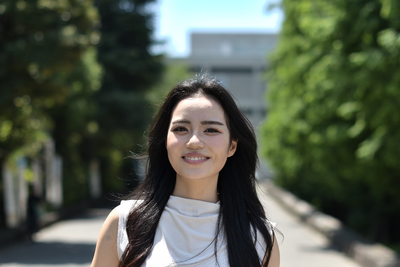 A Waseda University student shares English study methods on YouTube, hoping to spread the appeal of Japan to the world