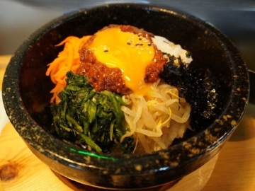 Friendly Couple Runs Korean Restaurant That Energizes Waseda Students With Hearty Food