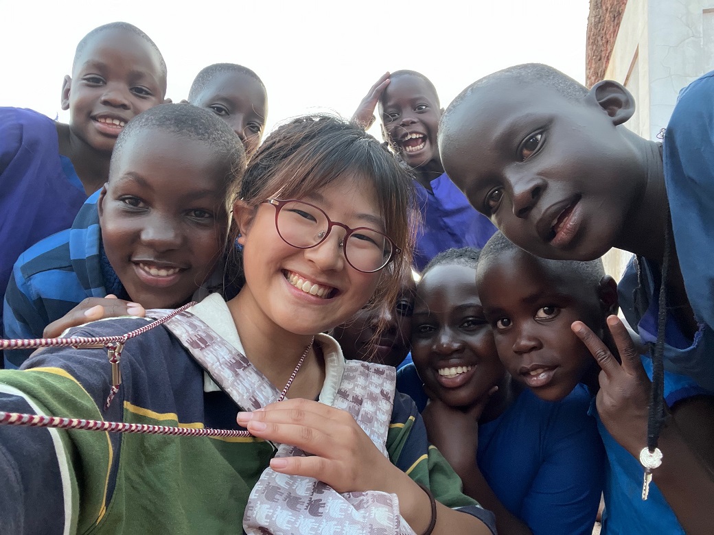 A Picture Book Where Dreams Shine: Waseda Student Creates a Lasting Gift for Ugandan Children