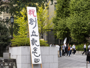 144th Anniversary of Waseda’s Founding: University Representatives Offer Flowers at Founder Shigenobu Okuma’s Grave and the Peace Memorial Monument